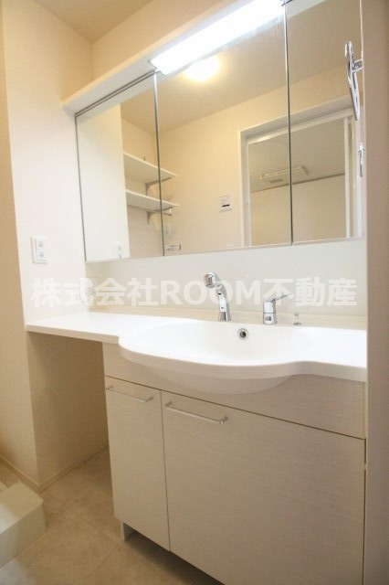 コンフォーレ鷹尾 A・Ｂ棟の洗面所|ゆったりとスペースのある洗面所