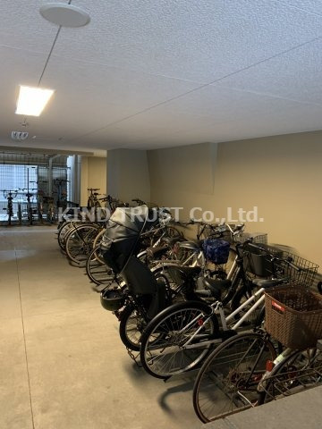 ファインフラッツ南森町のその他共用部分|屋根付き駐輪場です