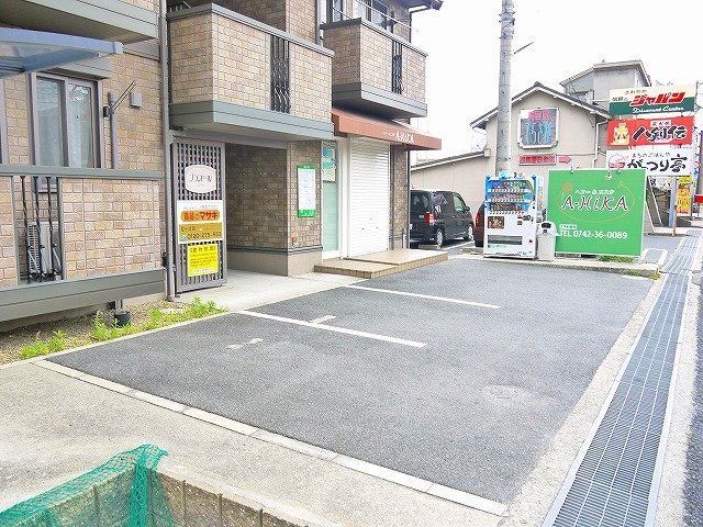 プランドール（四条大路）の駐車場