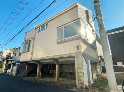 【外観】 | 境南町一丁目　貸家 | 北西側から見た外観でございます♪車高があまり高くないお車であれば、３台までご利用頂ける車庫がございます。（一台月額13,000円）