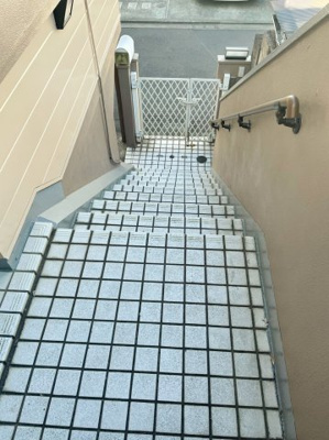 【エントランス】 | 境南町一丁目　貸家 | 玄関を出てございます階段を上から見下ろしたお写真です♪