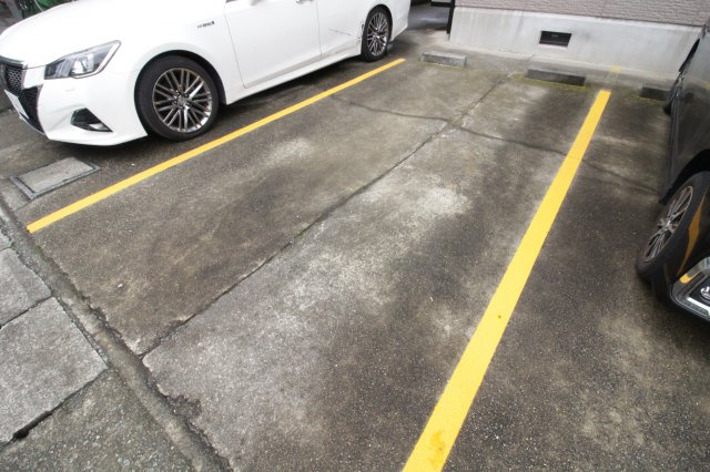 アンフィニＭＡＲＵＥＩの駐車場
