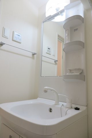 Huttenwerke Osaka Nambaの独立洗面台