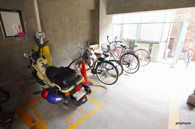 プレステージ堂島　仲介手数料無料の駐車場