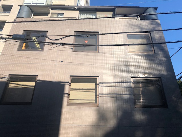 ヒカワザカビルの外観