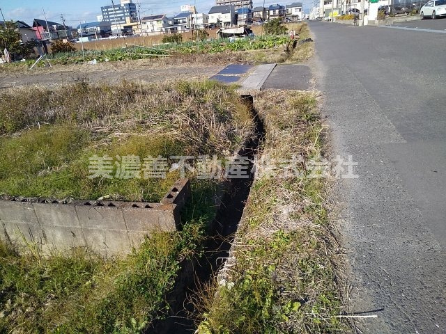 ５６０１９　岐阜市江添土地の前面道路含む現地写真