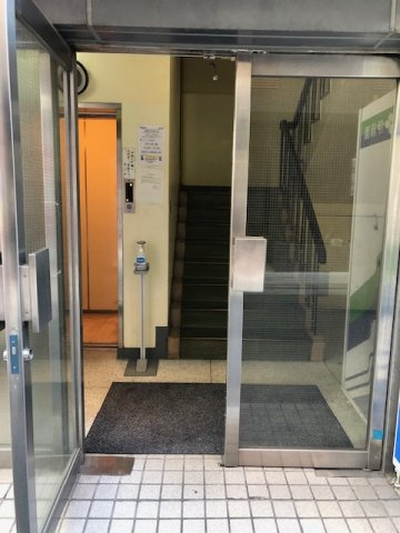 三貴ビルのエントランス