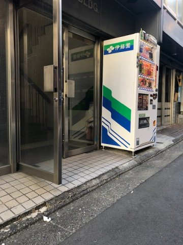 三貴ビルのエントランス