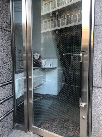 ヤマダビルのエントランス