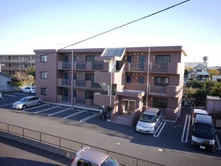 マンションTNKの駐車場