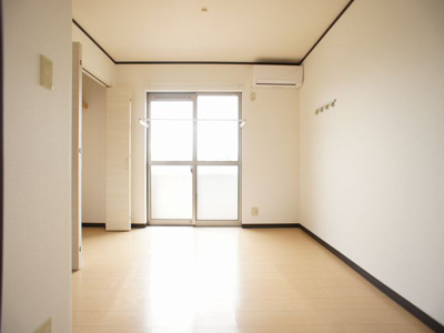 【寝室】 | フラワーヒルズＡ | 便利な室内物干しとエアコン付きです♪