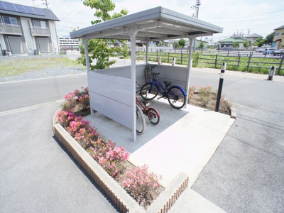 【その他共用部分】 | フラワーヒルズＡ | 屋根付きの駐輪場があります♪