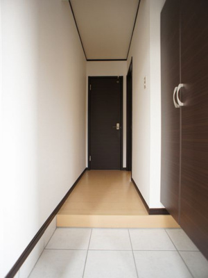 【玄関】 | フラワーヒルズＡ | たくさん収納できるシューズボックスが付いています♪