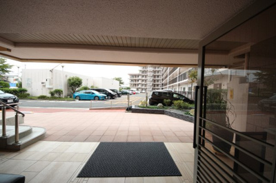 【駐車場】 | シャルム大津 | 玄関から駐車スペースの眺め