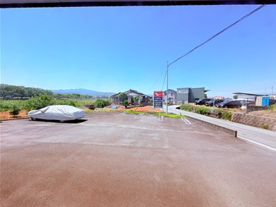 アジュールの駐車場