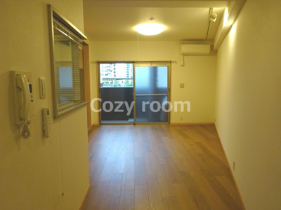 【居間・リビング】 | フォレステージュ江坂公園 | 明るく広いリビングです