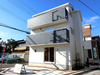 【外観】 | 箕面市西小路2丁目　新築一戸建 | 【現地写真】
シンプルでありながら品のあるデザインと機能性を兼ね備えている住まいです♪