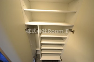 【玄関】 | アヴェニール北浜 | 明るい玄関ですシューズボックスです。