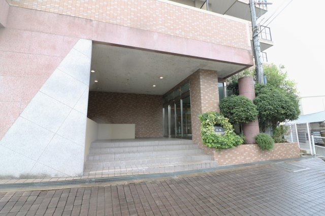 川西市加茂１丁目の中古マンションのエントランス