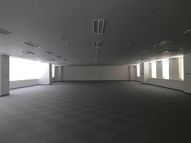 亀井ビルのエントランス