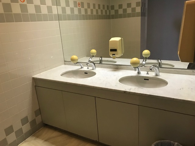 亀井ビルの洗面所