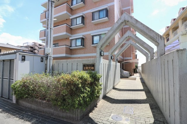 宝塚市米谷２丁目の中古マンションのエントランス
