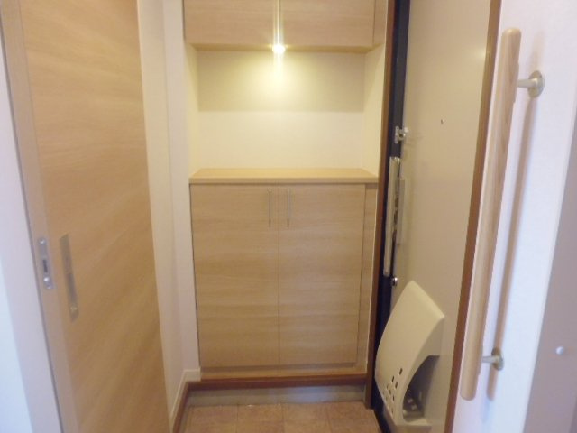 ノースヴェレッジⅢＡの玄関|シューズボックス