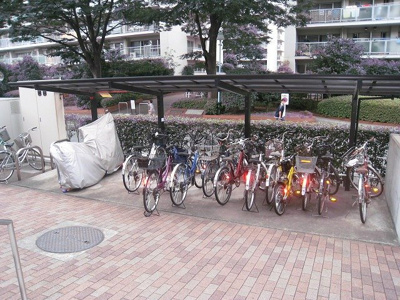 【その他共用部分】 | グリーンコーポ大倉山C | 屋根付きの駐輪場で雨が降っても大切な自転車が濡れなくてすみますね♪荷物が重いときに自転車があれば助かりますね！