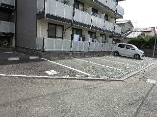 熊本市南区出仲間４丁目のアパートの駐車場