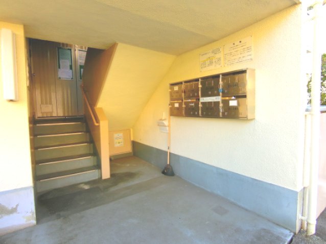 公団狭山住宅21号棟のエントランス