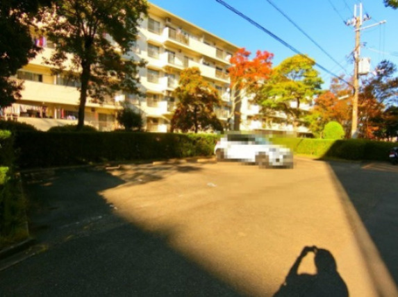 公団狭山住宅21号棟の駐車場