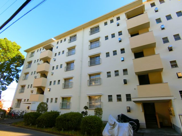 公団狭山住宅21号棟の外観