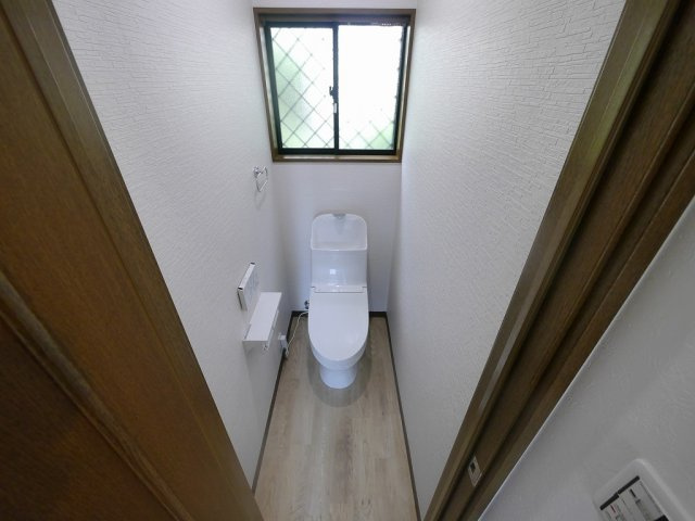 熊内町５丁目中古戸建（リノベーション）のトイレ