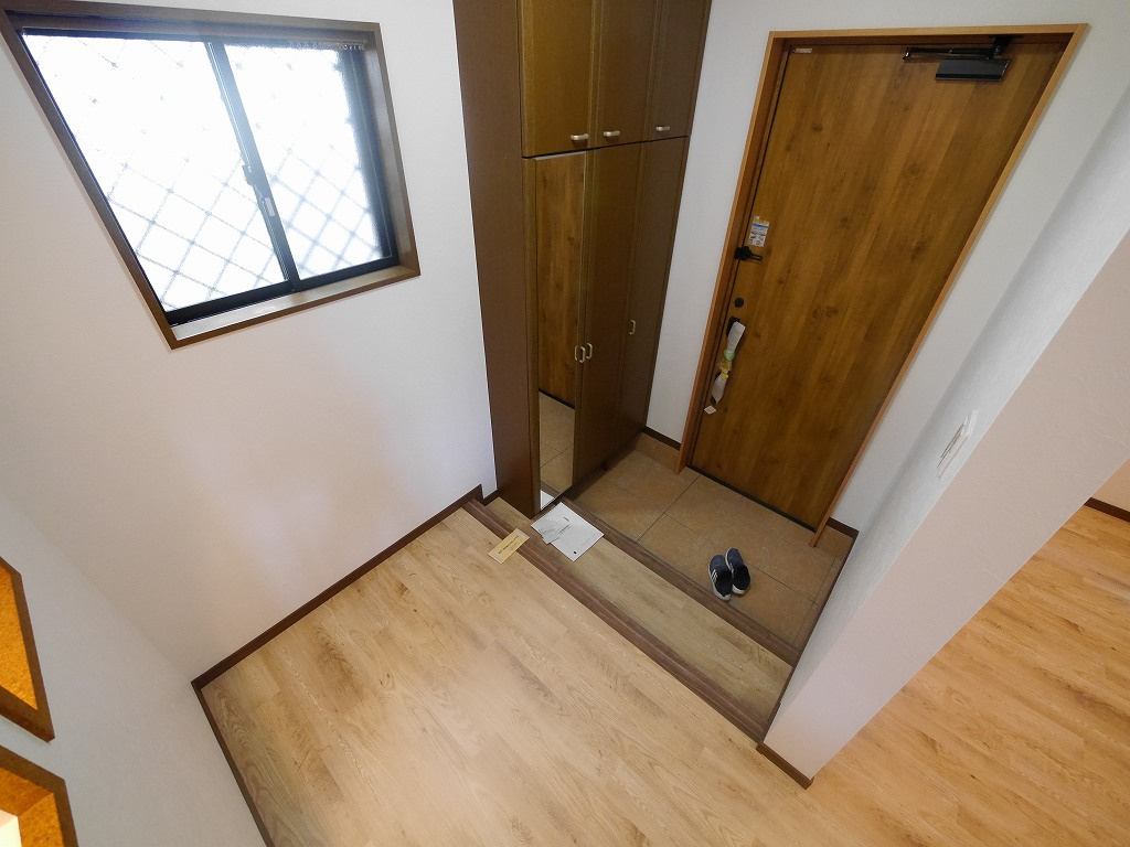 熊内町５丁目中古戸建（リノベーション）の玄関