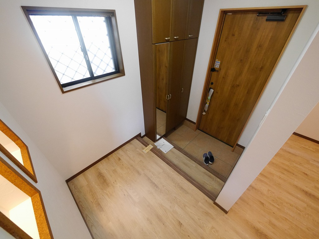 熊内町５丁目中古戸建（リノベーション）の玄関