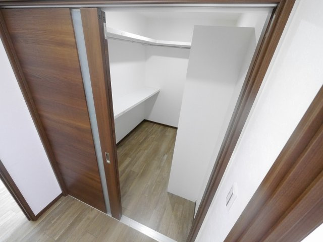 熊内町５丁目中古戸建（リノベーション）の収納|２階ウォークインＣＬ＾＾