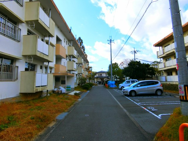 ヴィラナリー狭山1号棟の駐車場