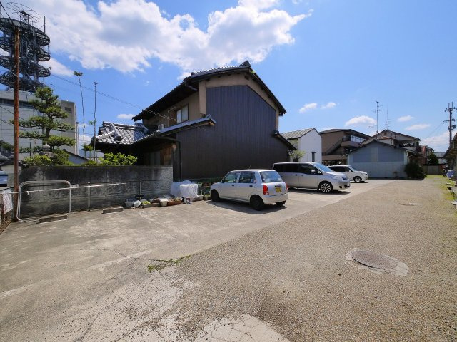 大西貸家西棟の駐車場|広々とした共有スペース。