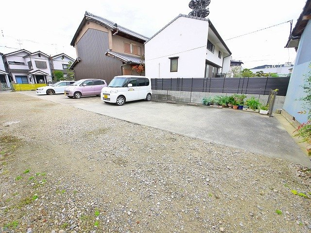 大西千代子貸家東棟の駐車場|駐車場があるので、車を買う予定の方も安心です