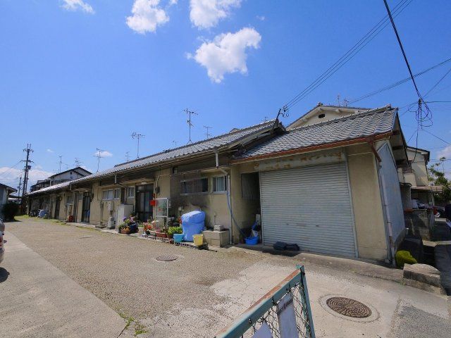 大西千代子貸家東棟の外観|レトロな外観です。