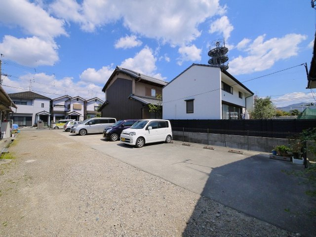 大西千代子貸家東棟の駐車場|広々とした共有スペース。