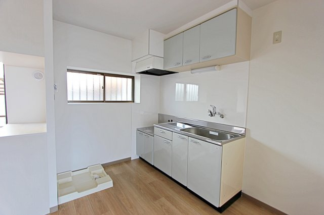 グランドール岡野Bのキッチン|シンクと室内洗濯機置き場