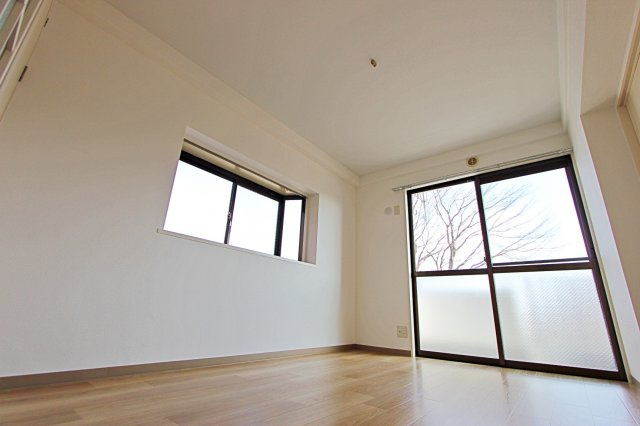 グランドール岡野Bの洋室|出窓のある洋室
