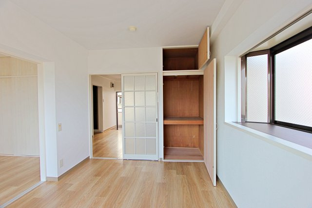 グランドール岡野Bの洋室|出窓のある洋室の収納