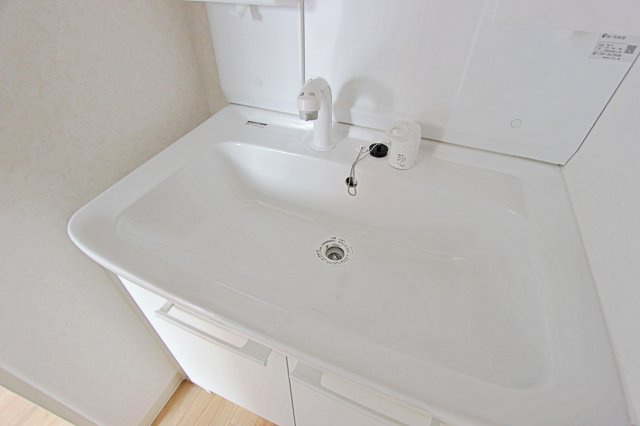 グランドール岡野Bの独立洗面台|シャワー付き洗面化粧台