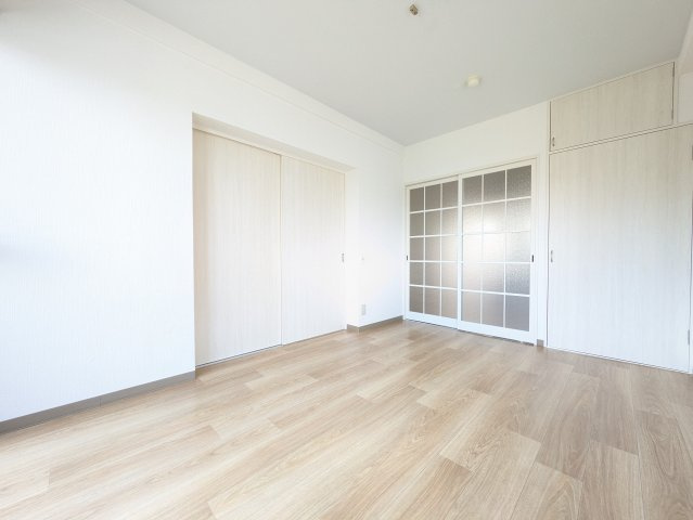 グランドール岡野Bの居間・リビング