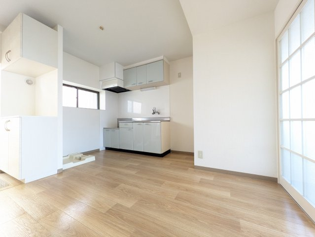 グランドール岡野Bの居間・リビング