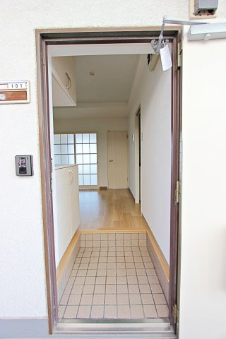 グランドール岡野Bの玄関|玄関