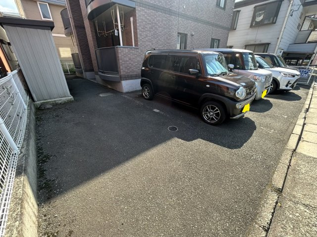 グリーンゲイブルズ名須川の駐車場