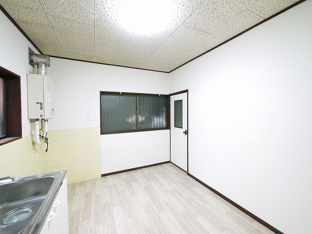 奈良市南紀寺町5丁目　テラスの居間・リビング|ゆったりとしたダイニングキッチンです。